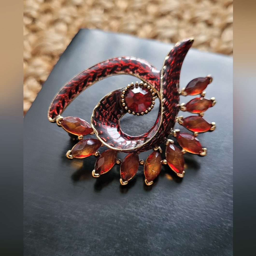 Vintage Liz Claiborne Pin Red Mahogany And Gold Toned 16$